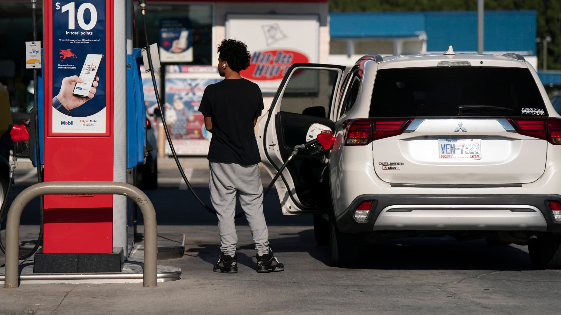June inflation eased as energy prices fell, but oil risk remains