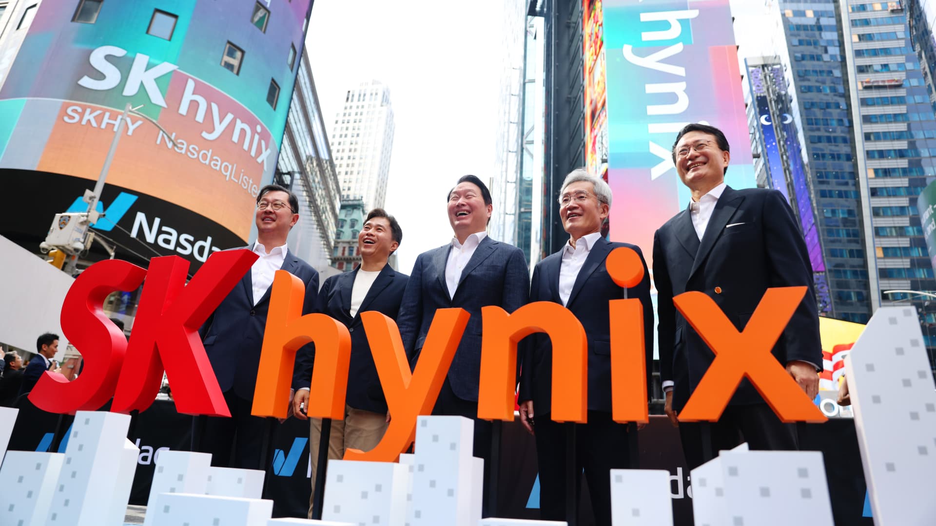 SK Hynix options debut puts AI memory trade in retail spotlight