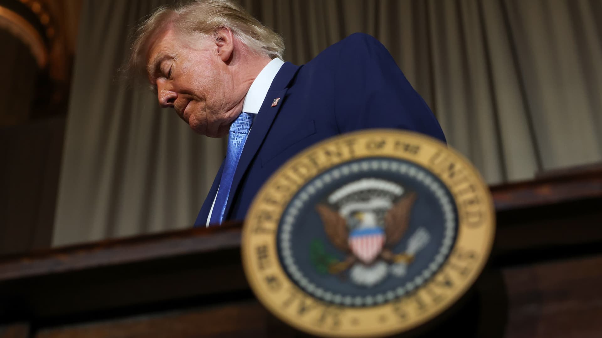 Trump’s economic approval rating falls to 34% in CNBC survey
