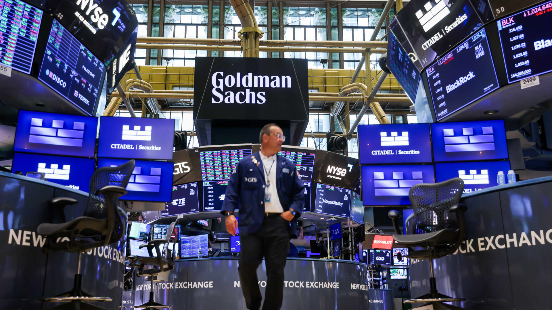 AI stock rotation overshadows early earnings strength