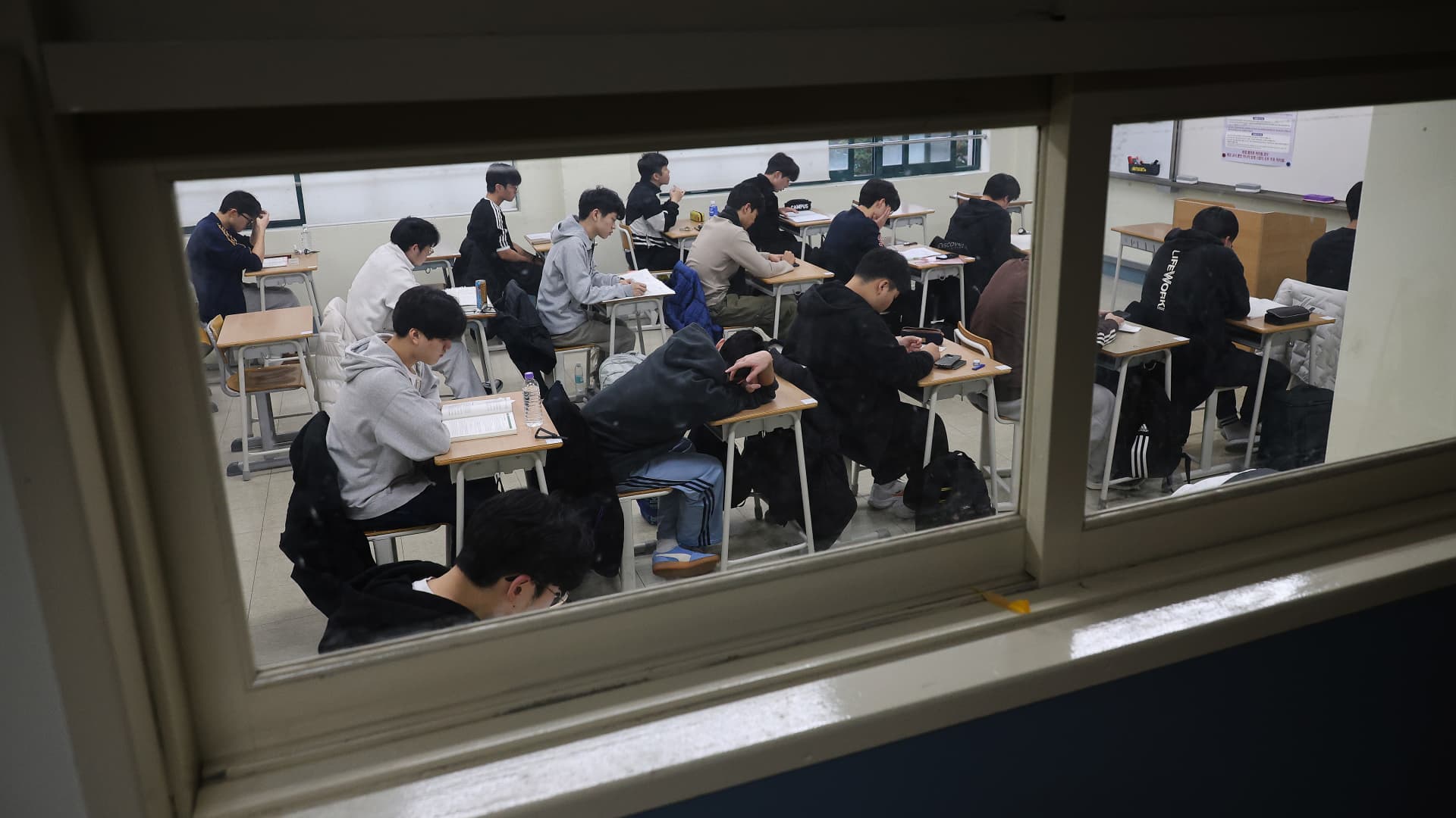 Samsung and SK Hynix university programs draw more applicants in South Korea