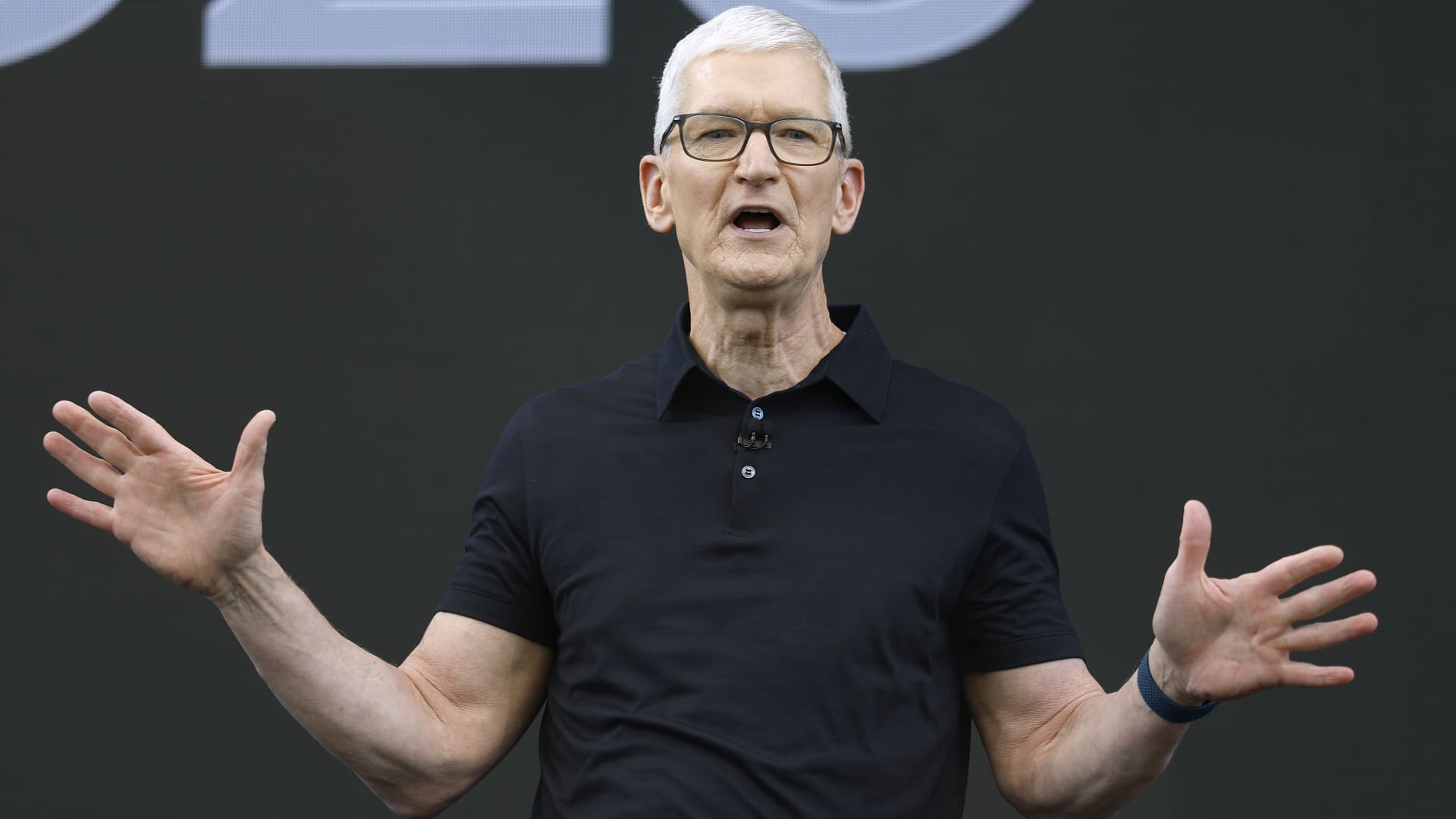 Apple options earnings trades draw focus as shares hit record