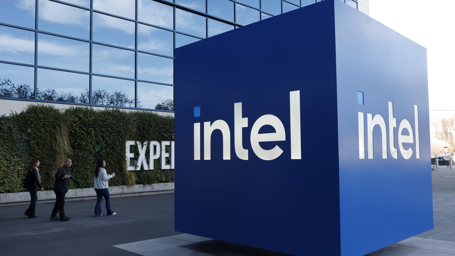 Intel stock slide puts AI CPUs and foundry progress in focus