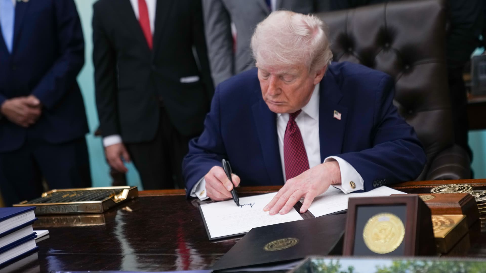 Trump sets delayed tariff plan for imported generic drugs