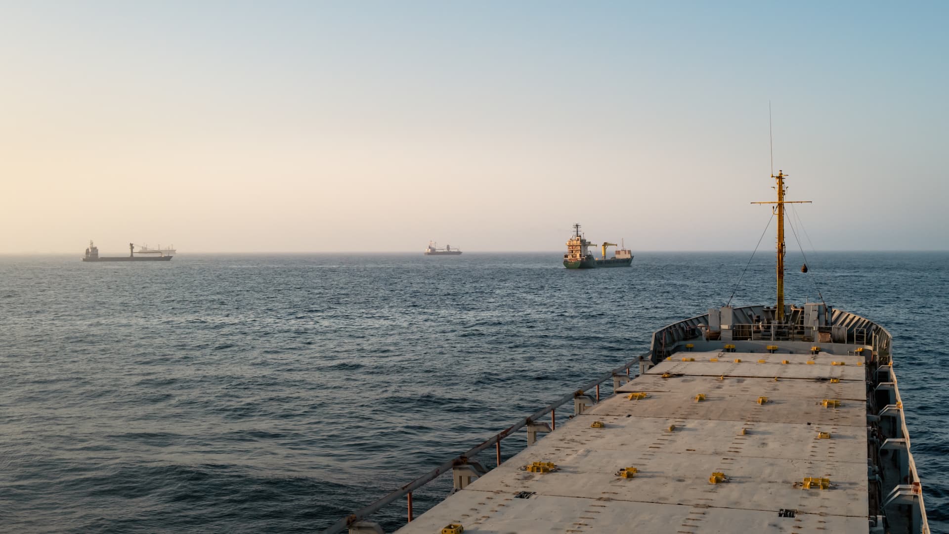 Hormuz shipping rebounds after U.S.-Iran deal, but risks keep insurers wary