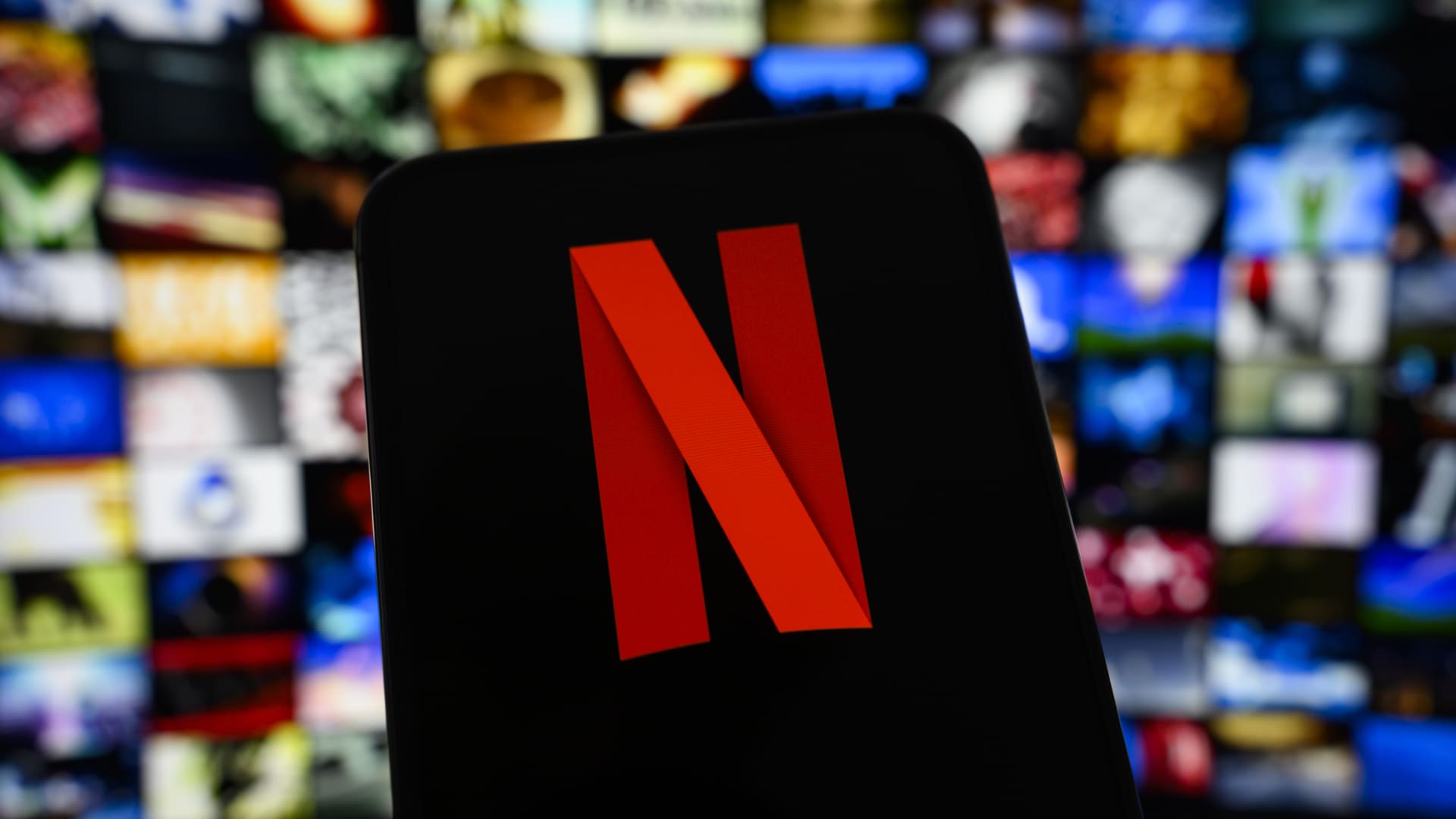 Netflix options traders turn bullish before earnings