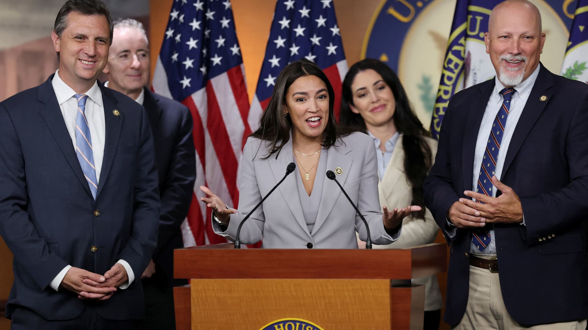 House set to vote on narrower curb for congressional stock trades
