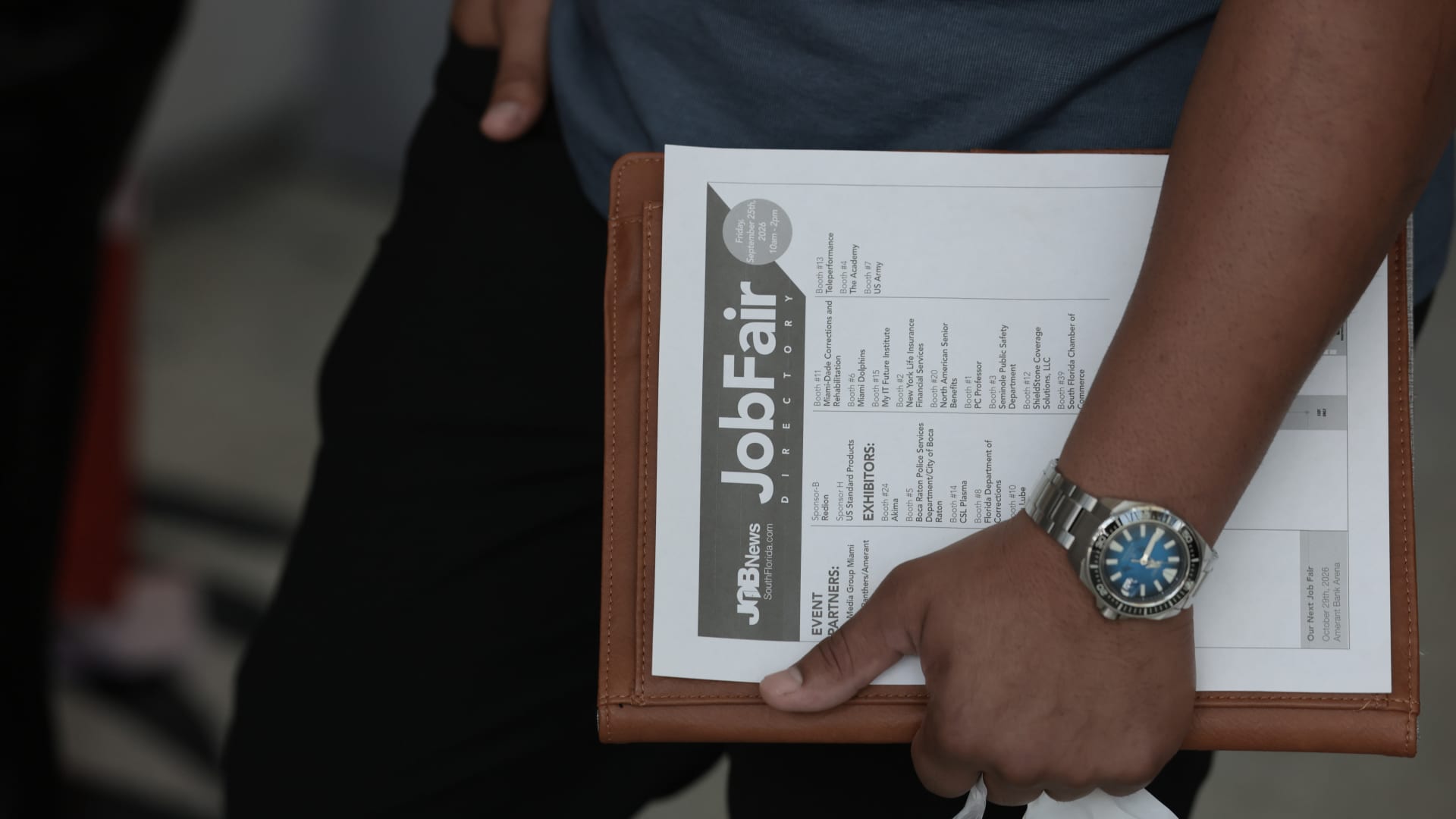 Jobless claims fall to 194,000 as layoffs remain limited