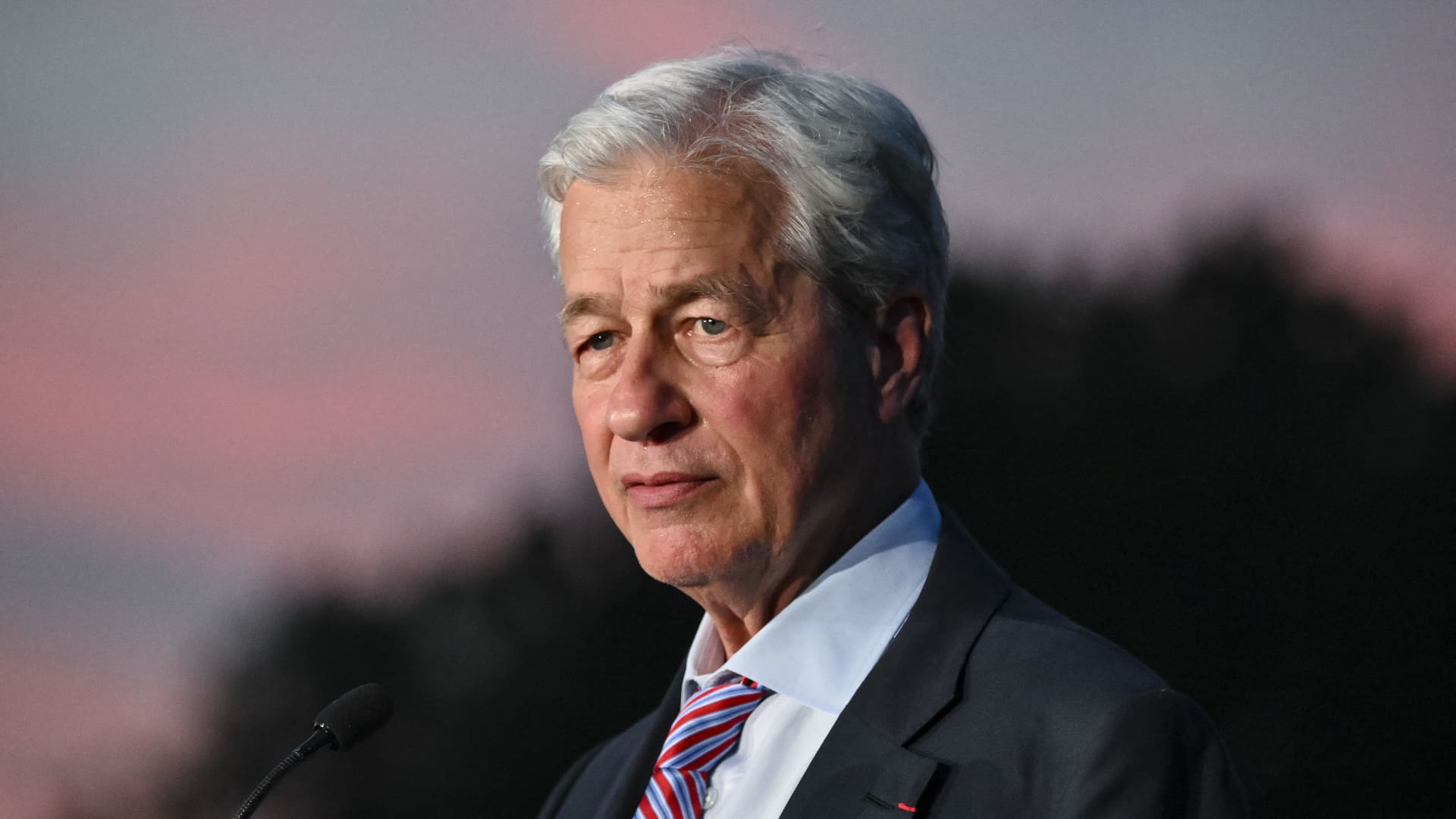 Dimon flags stock risk as ETF buyers crowd short-term Treasurys