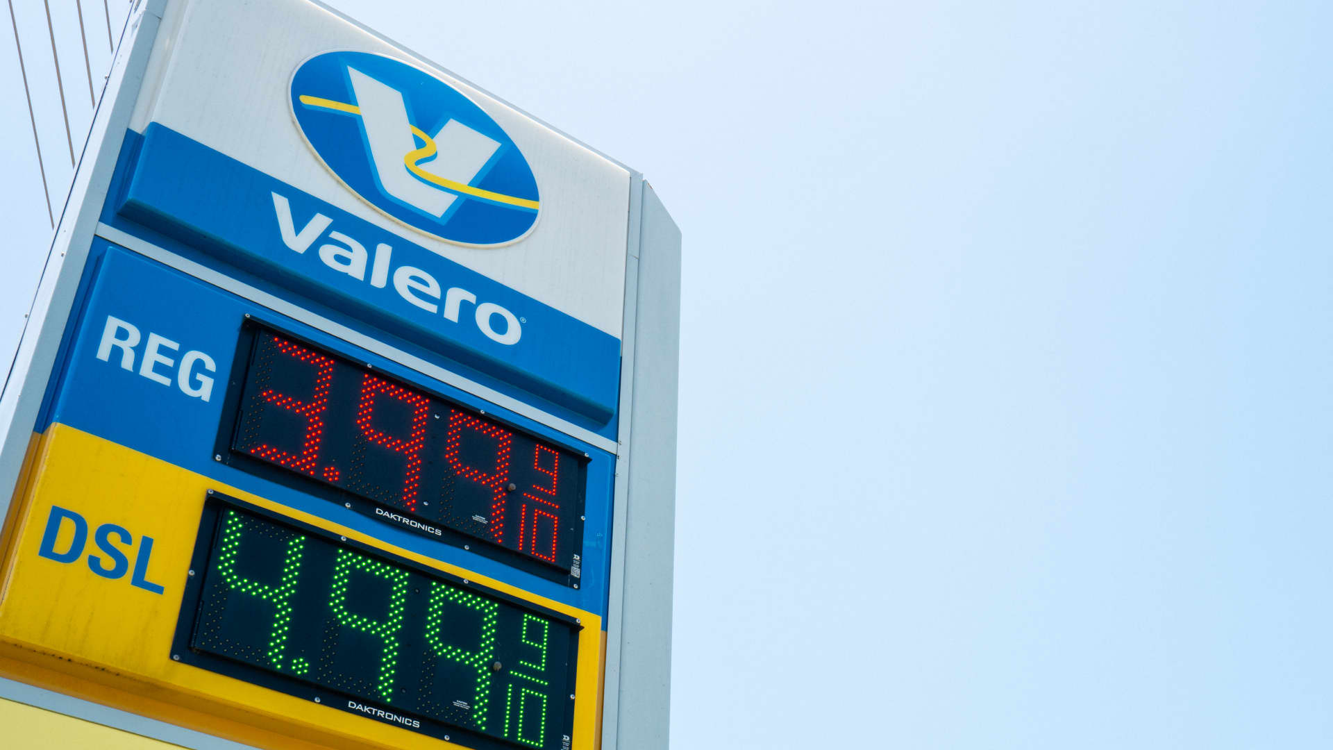 Oil tops $100 as Middle East supply risk puts $120 back in view