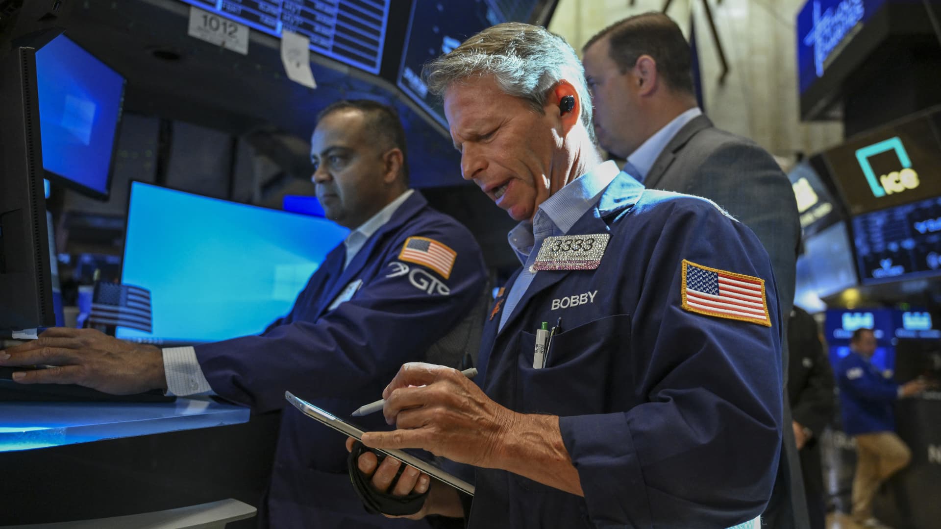 Monday mixed market winners shift to banks, retail as tech sells off