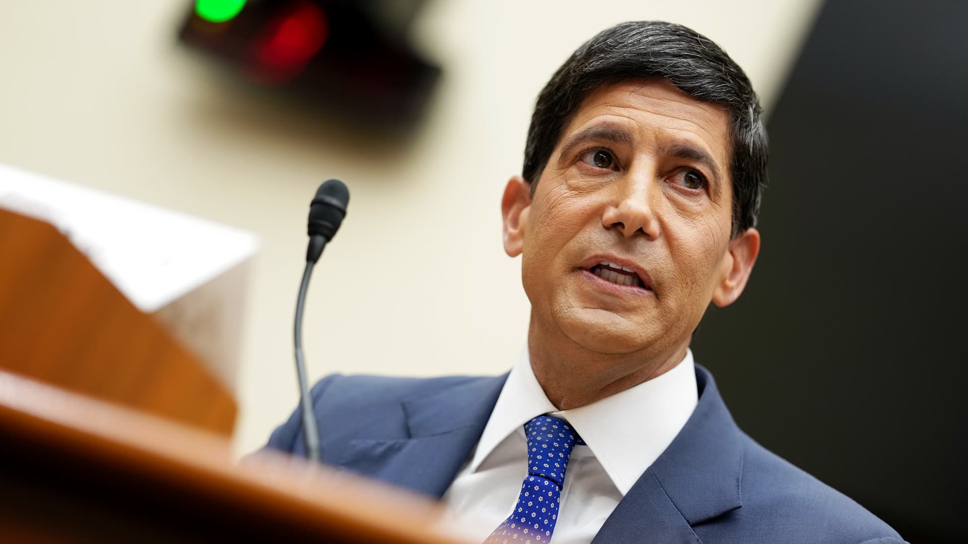 Buffett calls Kevin Warsh a good choice to lead the Fed